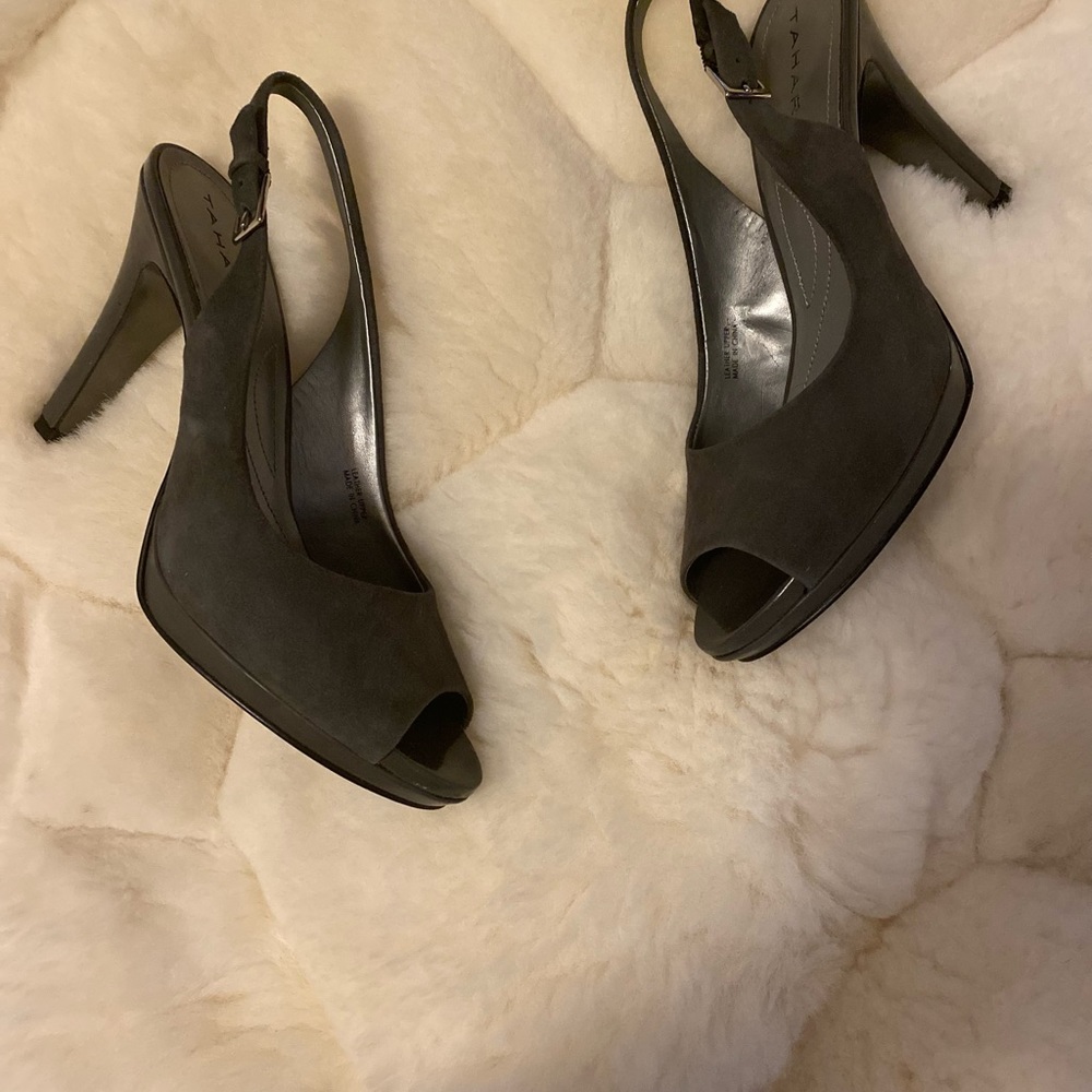 TAHARI Si Senor Elephant Grey Slingback Pumps - Picture 2 of 12